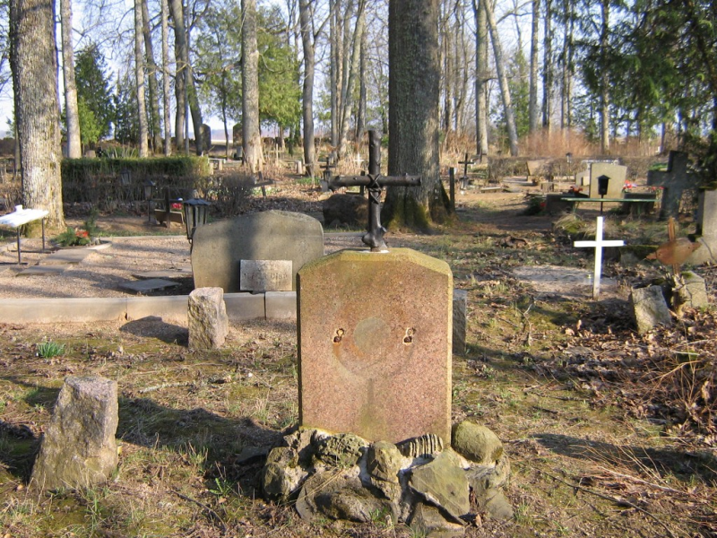 File:Kitzbergi vanemate hauatähis_Halliste kalmistu.jpg